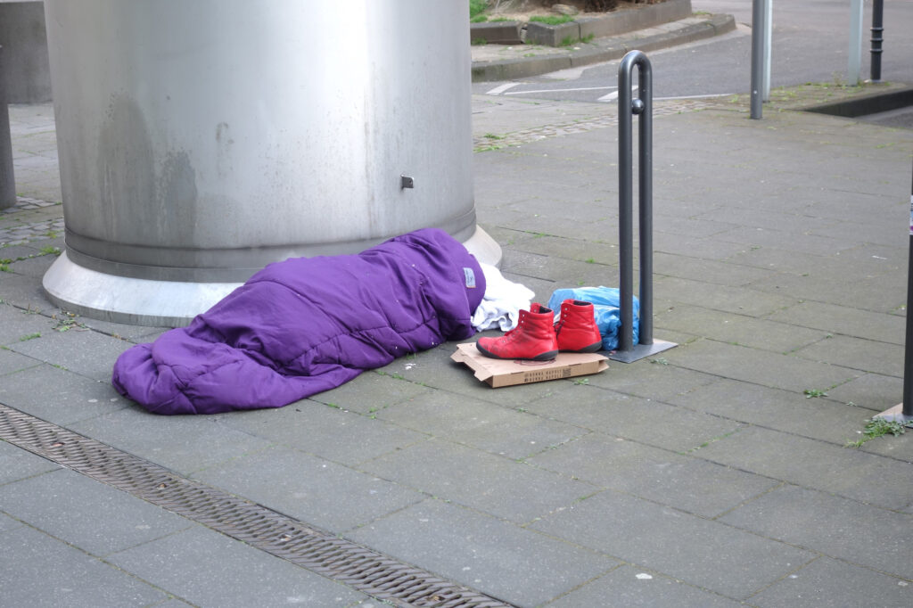 Obdachlose in Schlafsack auf der Straße