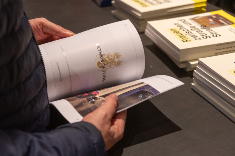 Buchvorstellung Person blättert in Buch
